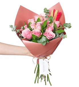 11'li Pembe Güller. Buketi, okaliptus